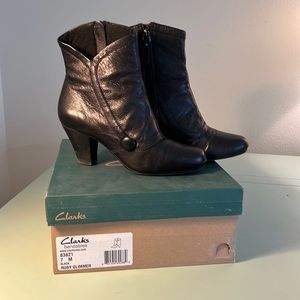 Clarks black ankle boot with side zippers, size 7M, heels 2-1/2 inches high.
